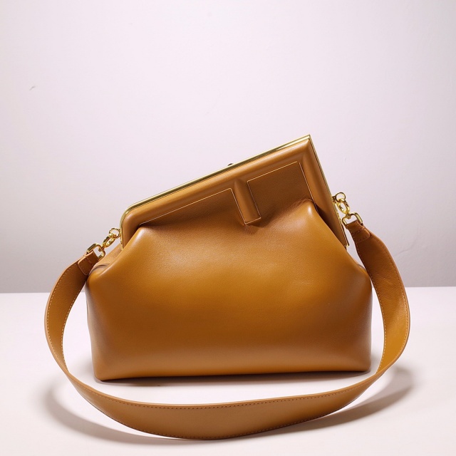[FENDI-펜디] 퍼스트 숄더백 미듐