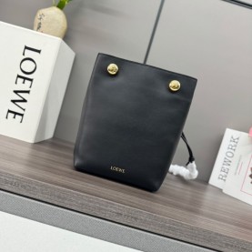 [LOEWE-로에베] 페블 파우치 스무스 카프스킨