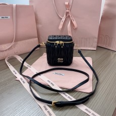 [MIUMIU-미우미우] 나파 가죽 마이크로백