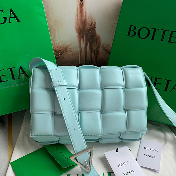[BOTTEGA-보테가베네타] 패디드 카세트백 미듐