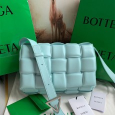 [BOTTEGA-보테가베네타] 패디드 카세트백 미듐