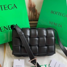 [BOTTEGA-보테가베네타] 패디드 카세트백 미듐