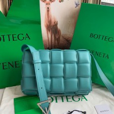 [BOTTEGA-보테가베네타] 패디드 카세트백 미듐