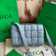 [BOTTEGA-보테가베네타] 패디드 카세트백 미듐