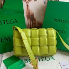 [BOTTEGA-보테가베네타] 패디드 카세트백 미듐