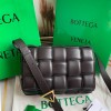 [BOTTEGA-보테가베네타] 패디드 카세트백 미듐