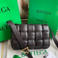 [BOTTEGA-보테가베네타] 패디드 카세트백 미듐