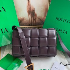 [BOTTEGA-보테가베네타] 패디드 카세트백 미듐
