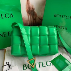 [BOTTEGA-보테가베네타] 패디드 카세트백 미듐