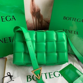 [BOTTEGA-보테가베네타] 패디드 카세트백 미듐