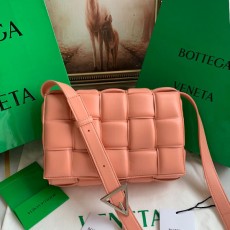 [BOTTEGA-보테가베네타] 패디드 카세트백 미듐