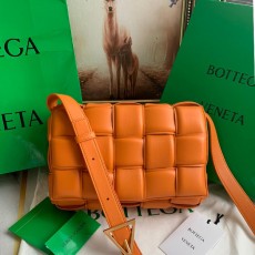 [BOTTEGA-보테가베네타] 패디드 카세트백 미듐