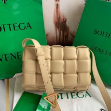 [BOTTEGA-보테가베네타] 패디드 카세트백 미듐