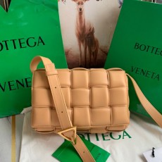 [BOTTEGA-보테가베네타] 패디드 카세트백 미듐