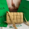 [BOTTEGA-보테가베네타] 패디드 카세트백 미듐