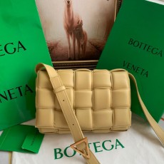 [BOTTEGA-보테가베네타] 패디드 카세트백 미듐