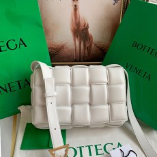 [BOTTEGA-보테가베네타] 패디드 카세트백 미듐