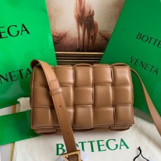 [BOTTEGA-보테가베네타] 패디드 카세트백 미듐