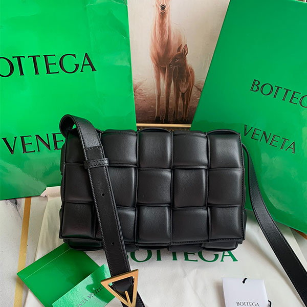 [BOTTEGA-보테가베네타] 패디드 카세트백 미듐