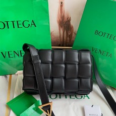[BOTTEGA-보테가베네타] 패디드 카세트백 미듐