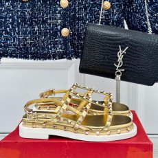 발렌티노 VALENTINO 여성 락 스터드 샌들