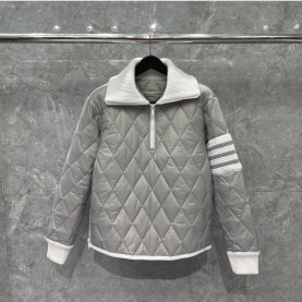 [THOM BROWNE-톰브라운] 4선 퀼팅 누빔 롱넥 집업 자켓