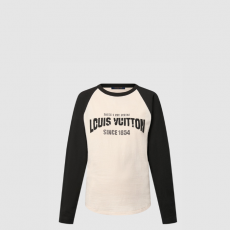 [LOUIS VUITTON-루이비통] 시그니처 프레피 롱 슬리브 탑 1AGPHR